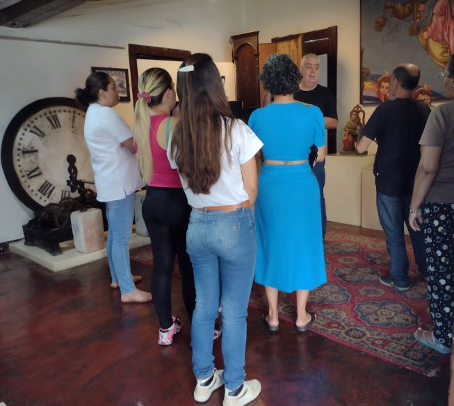 api-modulos/fotos/img/galeria_cat_culturais_535/535/13475/VISITA GUIADA POR ALAÉRCIO DELFINO, CAPS II, RESPONSÁVEL WINNIE, 10.10.2025 (2).jpg